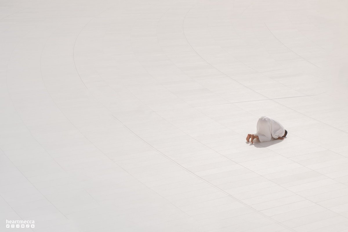 Rthaa1M's tweet image. "وتركتُ أُنسي بالحياة ولَهوها
ولقيتُ كل الأُنس في نَجواكَ"