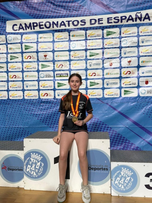 arpdeportiva's tweet photo. Bádminton. 
La deportista del Club Bádminton Lardero Lucía Pérez, obtiene la medalla de Oro y campeonato de España en dobles Femenino junto a Nadia Alonso del club Asturiano de Vegadeo. Lucía además obtuvo la quinta plaza a nivel individual. https://t.co/ZqhBnOoKhW