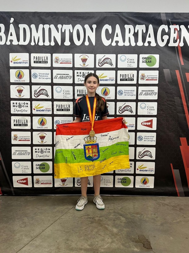 arpdeportiva's tweet photo. Bádminton. 
La deportista del Club Bádminton Lardero Lucía Pérez, obtiene la medalla de Oro y campeonato de España en dobles Femenino junto a Nadia Alonso del club Asturiano de Vegadeo. Lucía además obtuvo la quinta plaza a nivel individual. https://t.co/ZqhBnOoKhW
