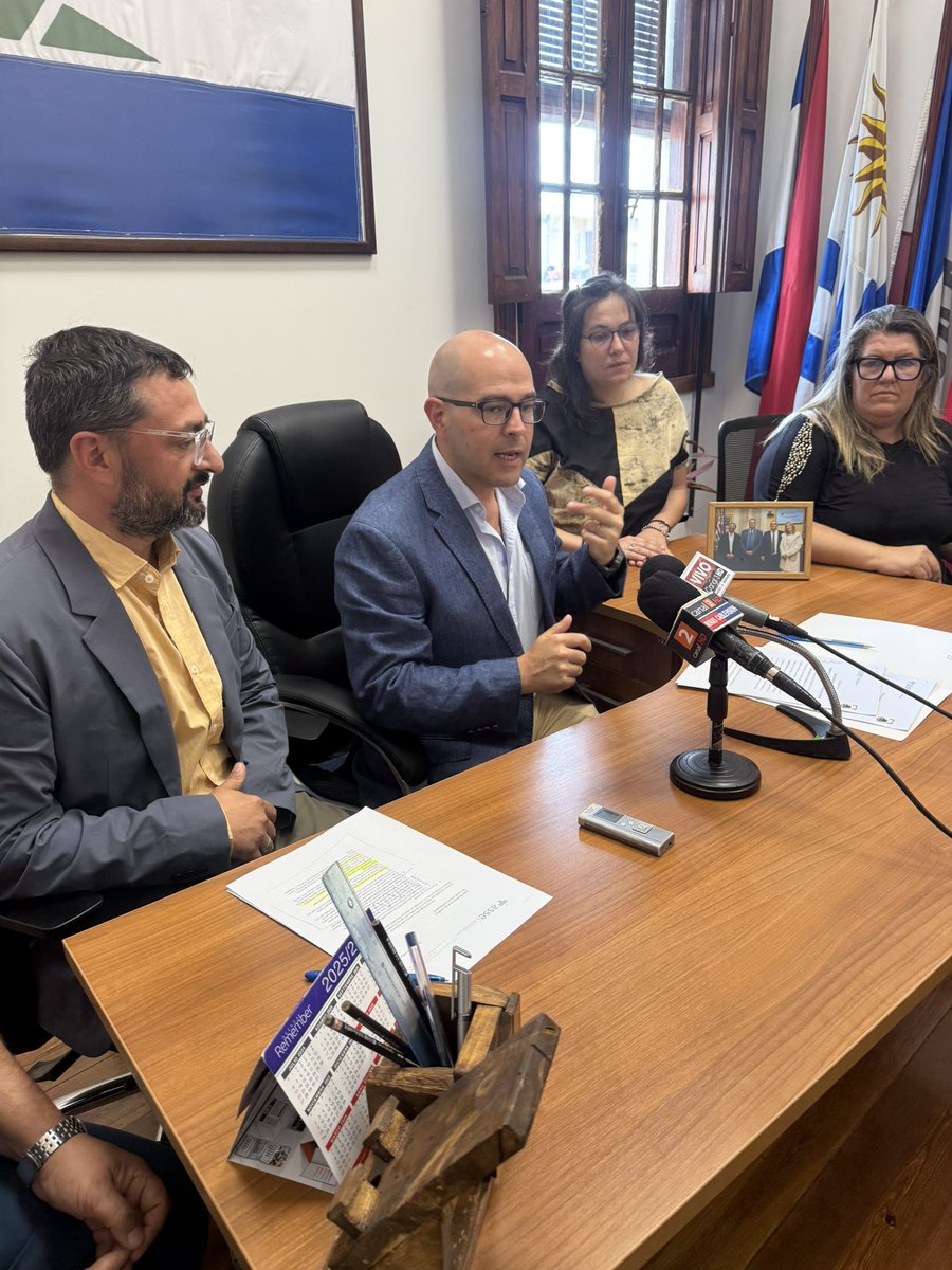 jumpierrez609's tweet image. El presidente de ASSE @DanzaAlvaro en la junta departamental de Lavalleja firmando un comodato con la misma, espero la oposición no haga un llamado a sala por venirse a Minas 😃