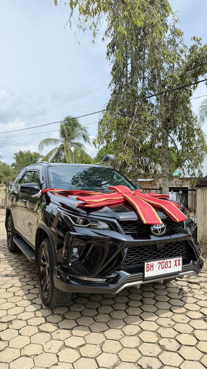 Puuupaaah's tweet photo. MasyaAllahTabarakAllah🥹💝 Akhirnya fortuner parkir didepan rumah.. Alhamdulillah yaAllah. Terimakasih suamiku, rezeki makin lancar. AAMIIN💖 https://t.co/uTy4eaAXZB