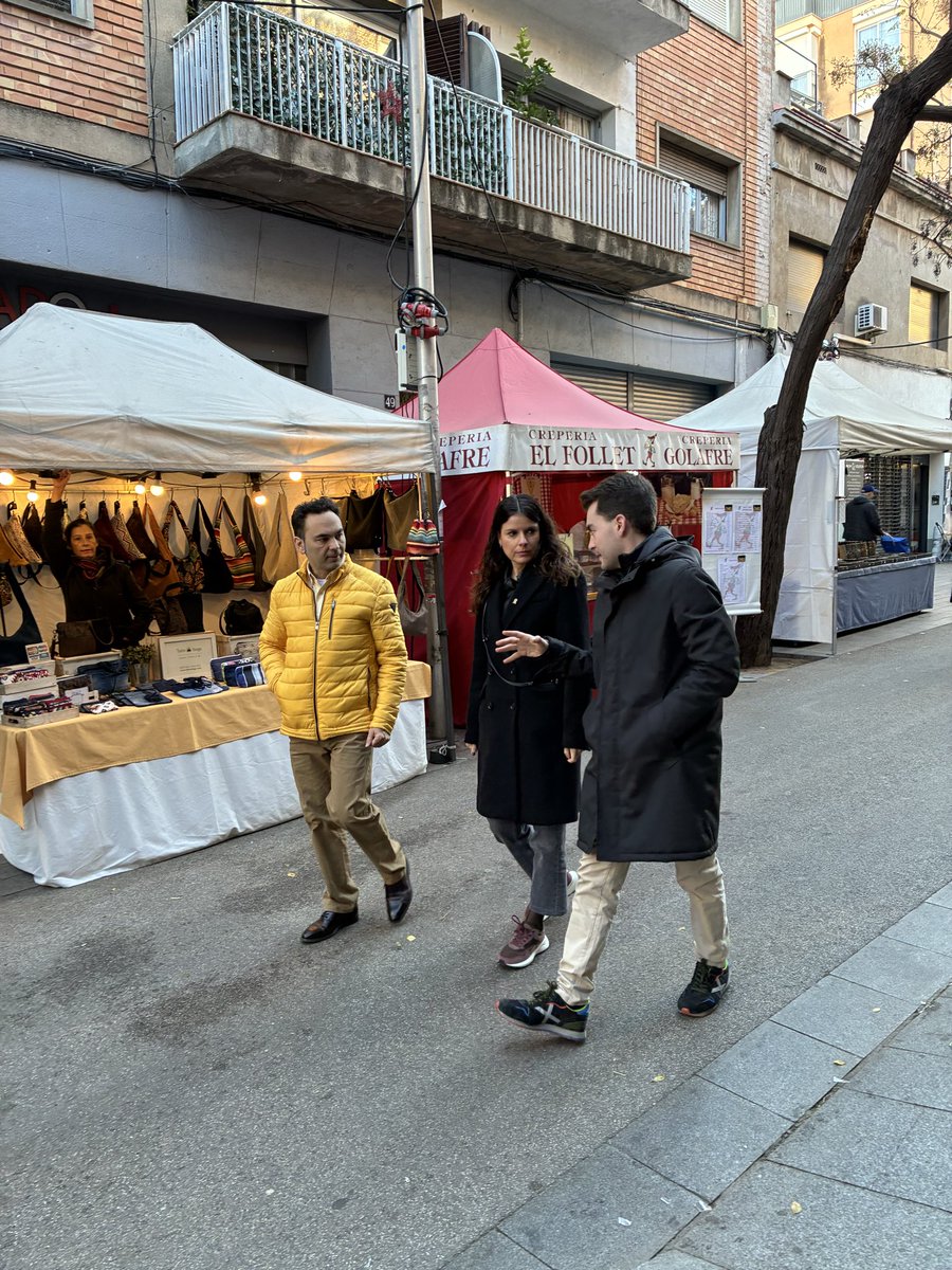 JuntsXSantBoi's tweet photo. ✔️Amb la presidenta del grup parlamentari de Junts, @mncsls, en el darrer dia de Fira de la Puríssima a Sant Boi.
Hem pogut visitar diverses parades de la fira, i conversar sobre finançament, habitatge, llengua i immigració.
Gràcies per la vista, diputada!
#Purissima #Junts https://t.co/AsfvXpqXwI