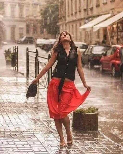 Ey benim beşerî aldanışlarım,
Ben seni kalbime koyana değil,
Kalbimi sende un ufak edene sevdalıydım.
Sevdan bir ateştir, içimde uyumayan;
Şimdi ne gecelerime sığar, ne de sabahlarıma ...

Ali TAŞKALE