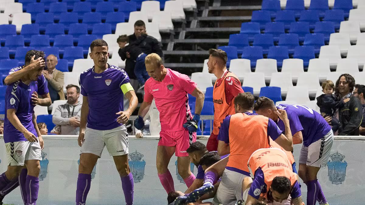 Un viernes 10 de mayo de 2019, un gol de Óscar Cabo, chico de la casa, del barrio de Los Mantiales, salvaba en los minutos finales al CD Guadalajara de un posible descenso a Preferente y de una muerte anunciada.

Ese día volvió la esperanza morada.