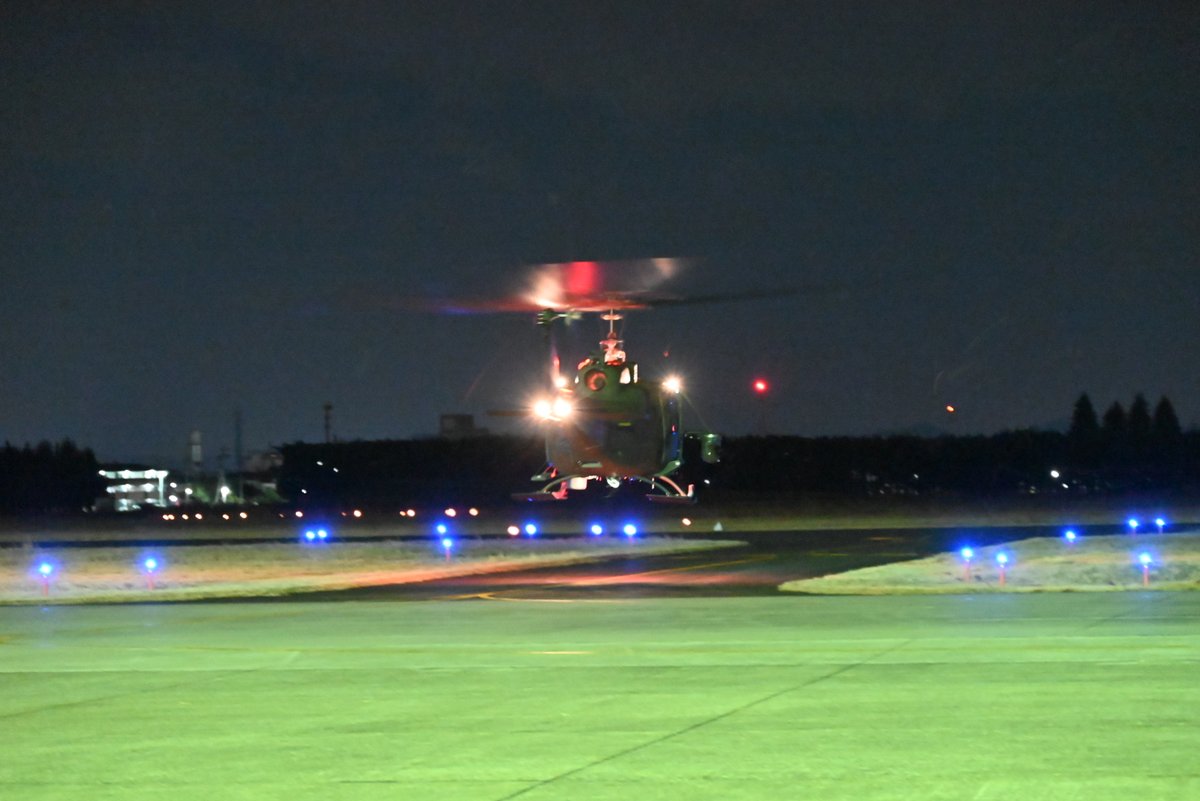 青森県三戸町震度６強の地震に伴い #東北方面航空隊 所属の映像伝送機　ＵＨ－１Ｊは１２月８日２３時５５分 #霞目飛行場 を離陸し、現地の被害状況の状況収集に向かいました。