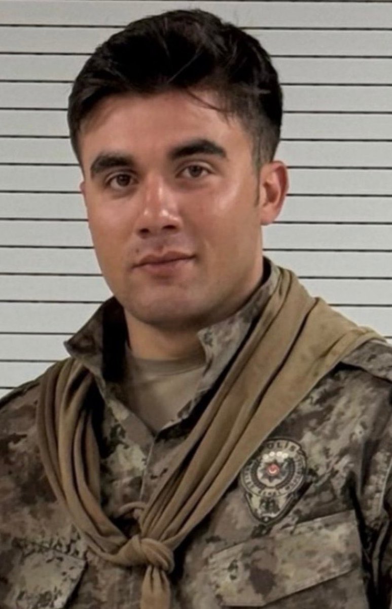 Burası,Asya ile Avrupa’yı birbirine bağlayan Türkiye Cumhuriyeti ancak içerisi sanki Kolombiya,Venezuela!!!Zehir tacirleri ile girilen çatışmada şehit düşen Özel Harekat polisimiz Emre Albayrak’a Allah rahmet eylesin.Kalanlara sabırlar versin