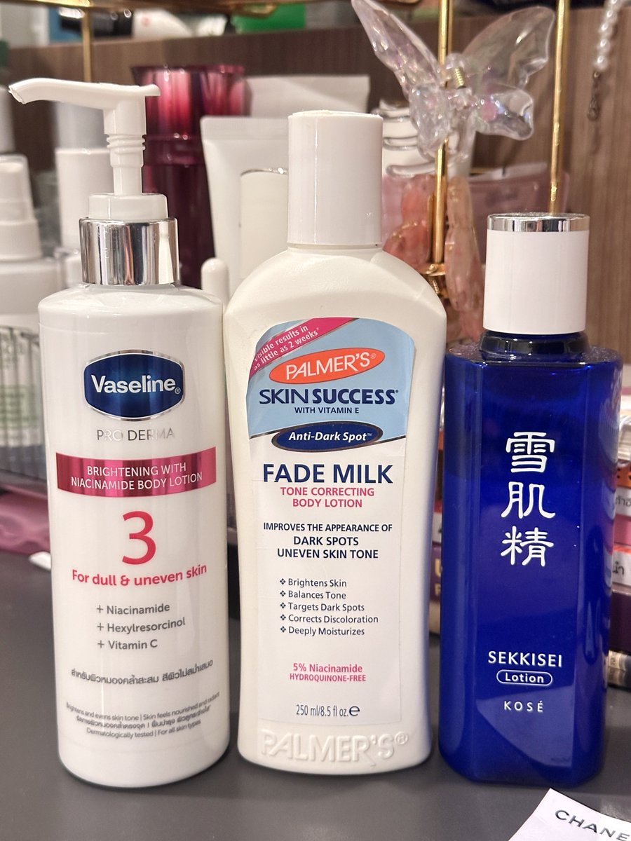 tinyreview2's tweet photo. ขาวเรืองแสงงง ขาวจนพี่สาวบอก มึงเป็นพี่น้องกุจริงๆใช่มั้ย สูตร : Palmer‘s ทาเช้า / Vaseline ทากลางคืน 

ถ้าไม่เกี่ยงราคา + Kose น้ำตบดิบ ไปด้วย รับรองขาวลืมตัวตนนนนน ถ่ายรูปหมู่ไม่มีใครอยากอยู่ใกล้ ไปไหนโดนชมผิวดาราตลอดดดดด https://t.co/XCVRntbDMs