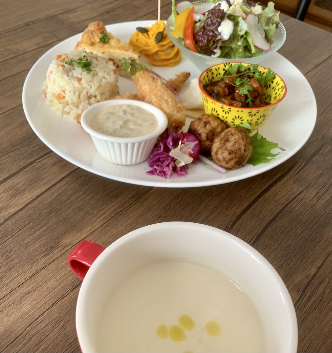 tsu_yoshika's tweet image. こちらのイベントで
こっちゃんの
お料理を
いただいてきました😊

こっちゃんが
一品一品
ていねいに作られたのが
伝わってくる
お料理でした

ゆっくりじっくり
作られたスープも
本当に美味しかった🧡

人参フライの
美味しさには
ビックリした〜‼️