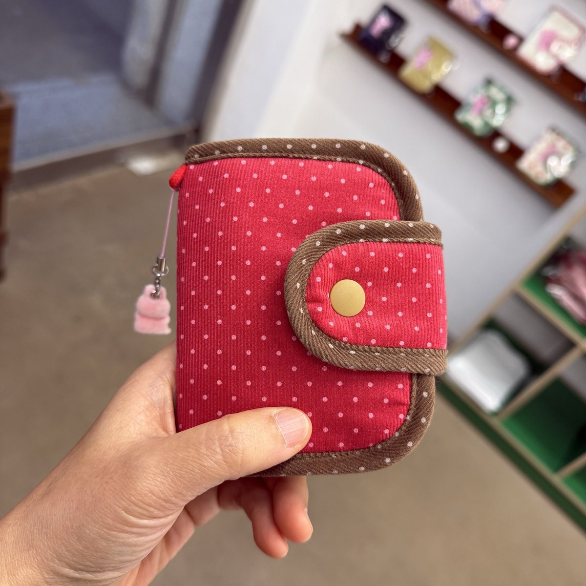 어라운드북 tweet media