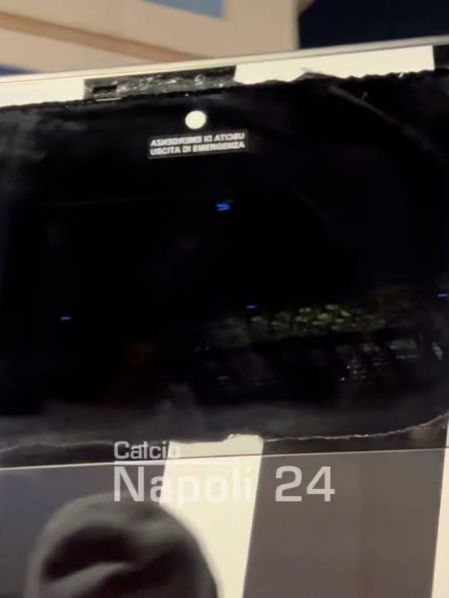 Fabio_Wallys's tweet photo. A #Napoli alcuni giornalisti hanno negato che ci sia stata una sassaiola contro il pullman della Juventus.
Eppure le immagini mostrano un vetro rotto: non si frantuma da solo. 
Possibile che nel 2025 si faccia ancora fatica a riconoscere i fatti? https://t.co/3Y0sfhU4FV