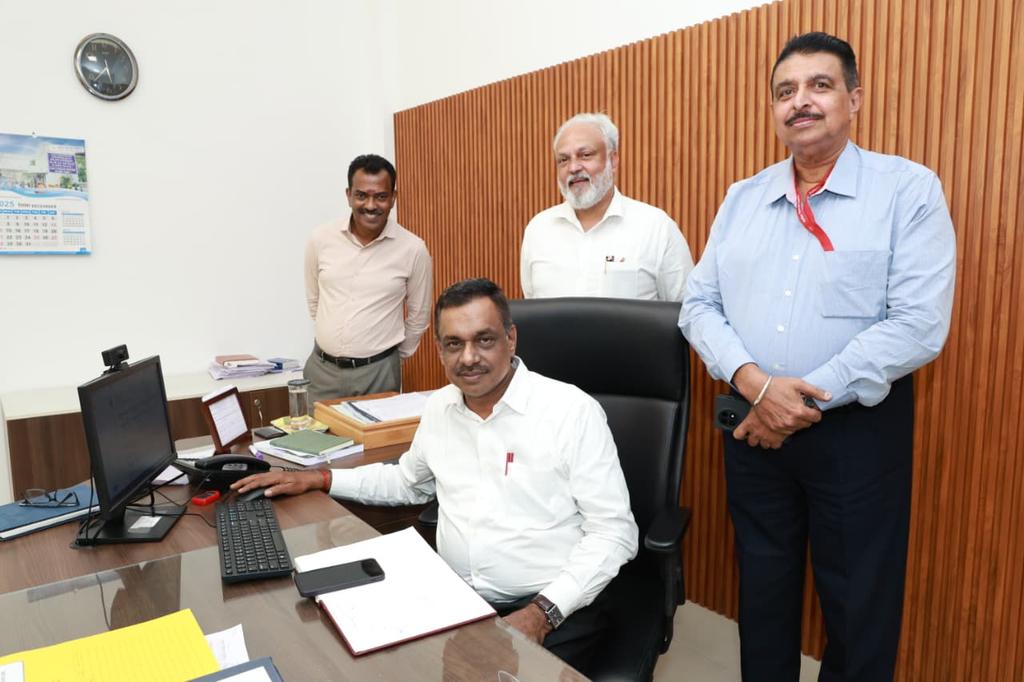 CSL signed contracts with #Svitzer, Denmark, for constructing four fully electric 70 ton bollard pull ‘TRAnsverse’ tugs to join their global fleet. The agreement was signed by Dr Harikrishnan S, Director (Ops) on behalf of CSL in presence of Mr Harikumar, CEO UCSL, Mr Nagesh