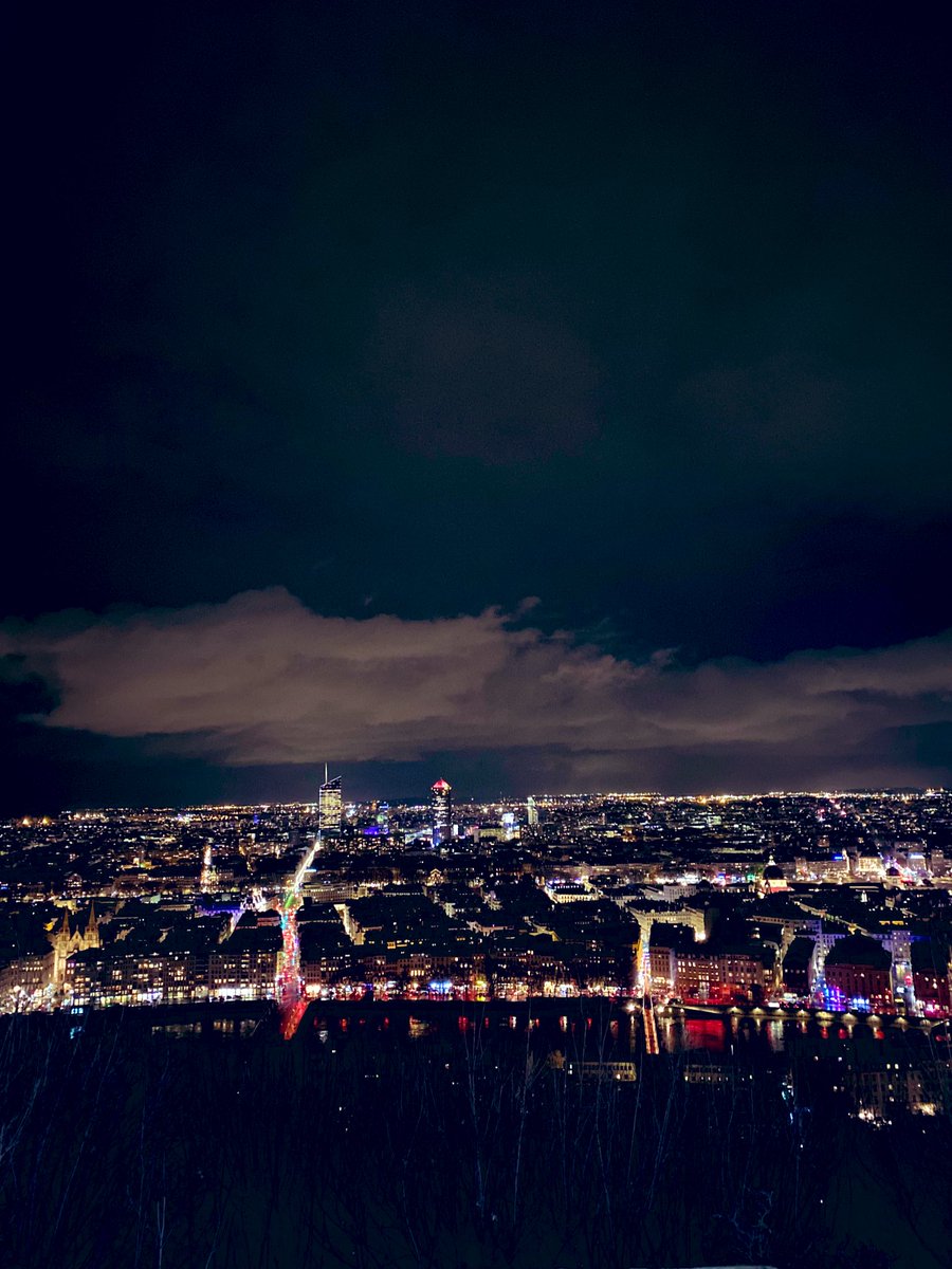 MlleAngel_'s tweet photo. Belle #FêtesDesLumieres à mon peuple lyonnais en ce 8 décembre✨🕯️!
Que Marie puisse protéger notre merveilleuse ville encore longtemps 🙏🏼🦁❤️💙 #MerciMarie #Lyon #8decembre
📸 @DigitalByAngel https://t.co/Hi7YI4EpQa