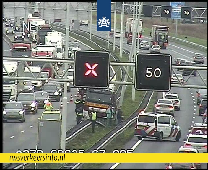 Vrachtwagen in vangrail op A27 bij Houten veroorzaakt chaos