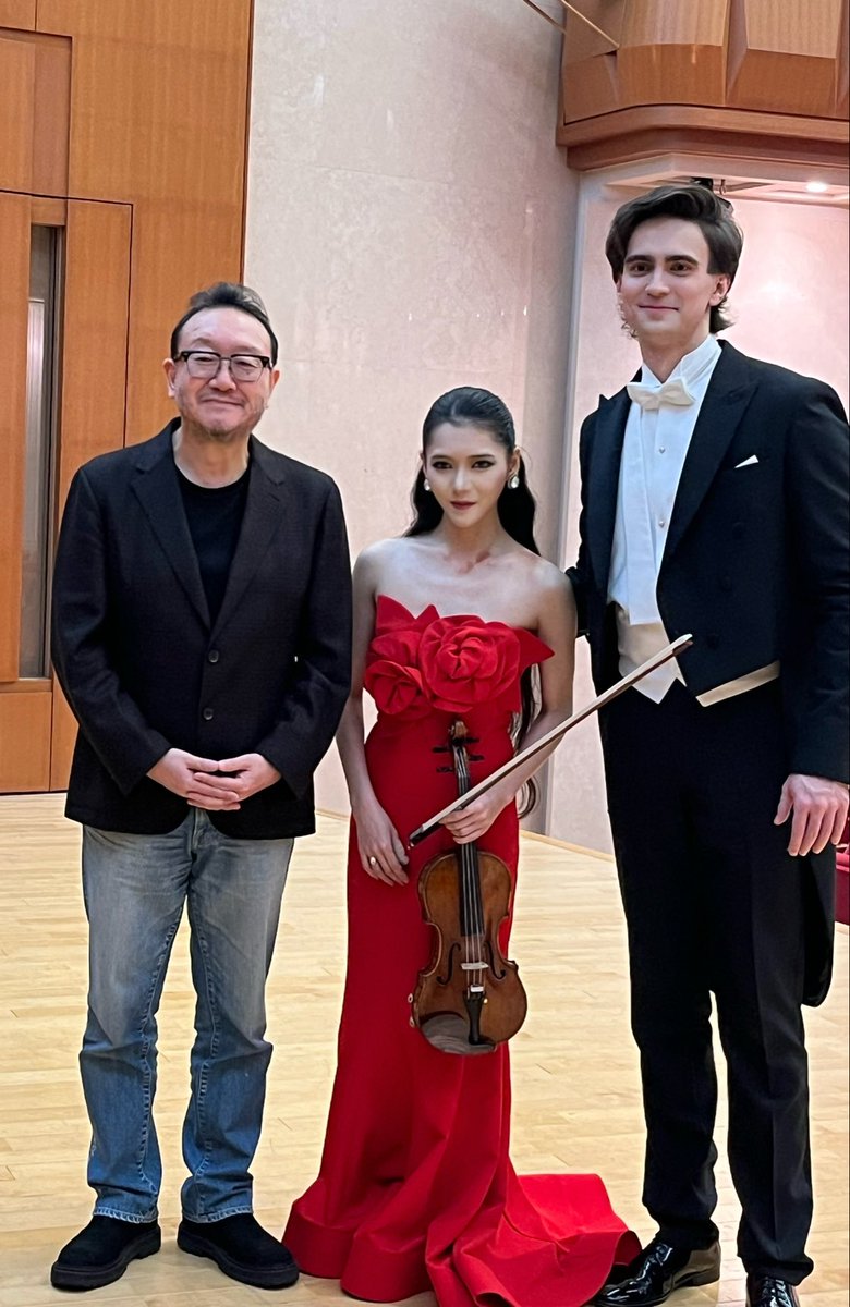 💎STORIA LAB💎
3/3 COMPLETE

究極に自由で安心感のある舞台でした。ダニエルとしかできない濃度のショスタコとプロコ、ストラヴィンスキーに悔いなし。心から感謝です。
普段絶対終演後裏には来ない父が、今回は来てくれて写真におさまってくれました🫧
嬉しかった。