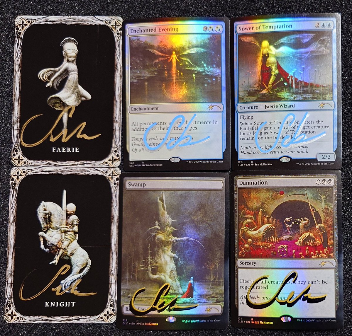 今日は東京MTG様<a href="/TokyoMTG/">東京MTG - TokyoMTG.com</a>で開催されたSeb McKinnon様<a href="/SebMcKinnon/">Seb McKinnon</a>のArtist Meetupに行ってきました🙌
どのカードにするか迷いましたがSLDの4枚にサインしていただきました✒️
あと個人的にFaerieとKnightのイメージが強かったのでこの2枚のトークンも購入✨
#artistmeetupmtg
#MTG
#MagicTheGathering