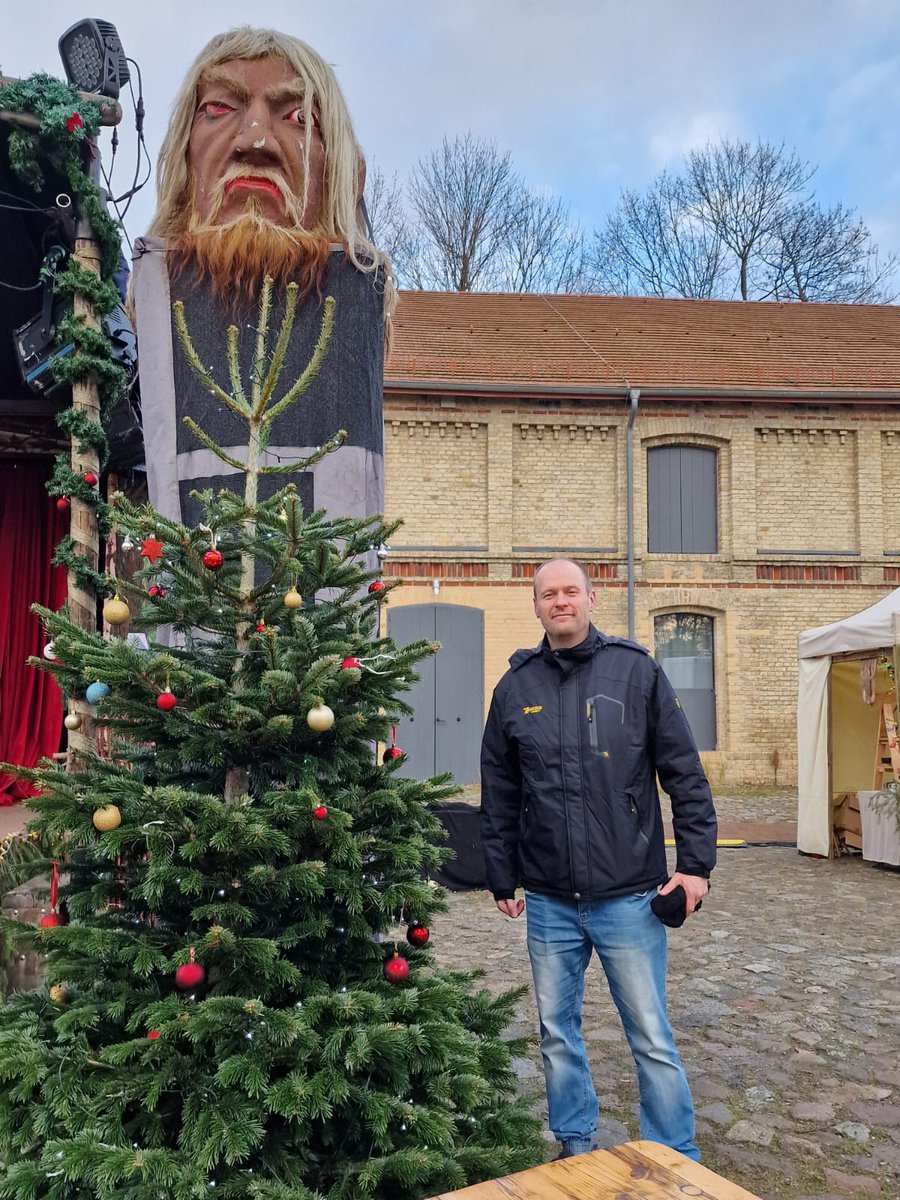 Nordischer #Weihnachtsmarkt - herrliche Atmosphäre, so wie ein Weihnachtsmarkt sein soll. Heißer Met, traditionell-historisches Ambiente mit Trollen, Elfen und Frau Holle. Und keine #Merkel-Poller!