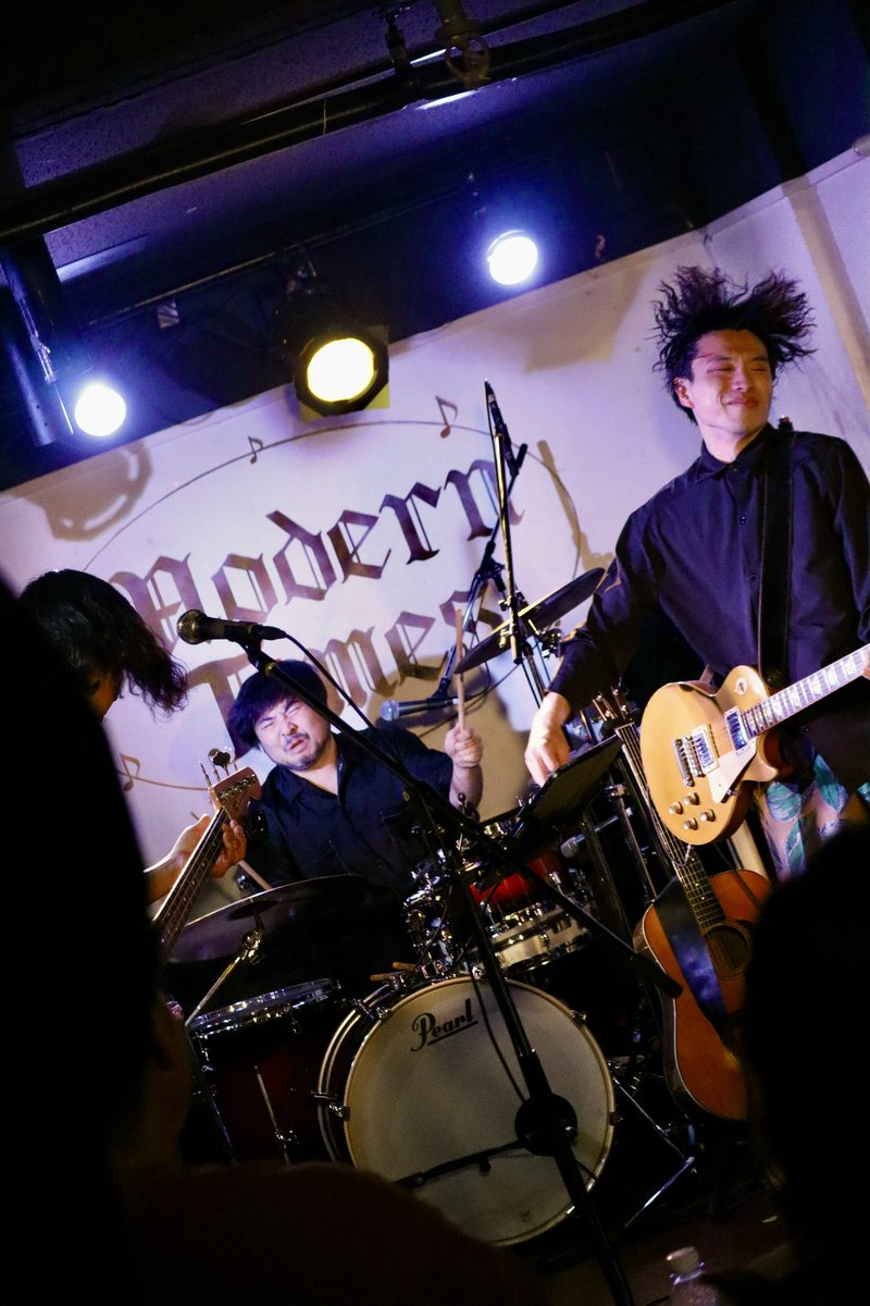 yusuke_fujita's tweet photo. 先日のライブの写真をいただいたのでお裾分け！
セットリストも一緒に。躍動感ある写真もお楽しみください。
#フジタユウスケ
#RIDEonBABY
#佐藤征史
#森信行 https://t.co/f91OXjj0nn
