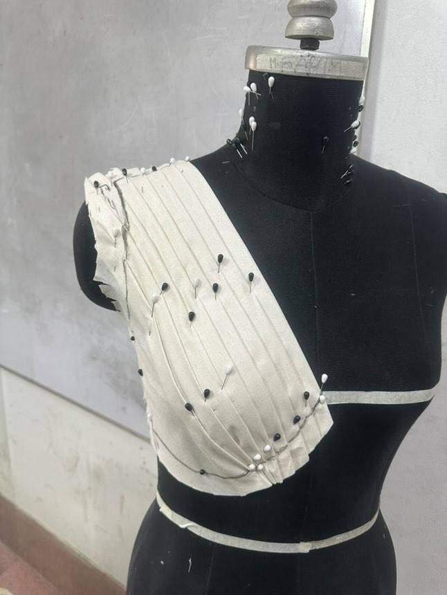 ArishaOishy's tweet photo. #draping #DRAPLINE #Pattern #patterndesign #FashionGoals #fashionstyle #FashionDeals #designer #designtutorials #bodysuits #dressup #clothes #fabric #front #back #DIY #art #artwork #artist #draw #drawing #Creators #basicfit #Creative #work #TOPS #basic #corset #pinupart #Monday https://t.co/RbQ3Zxp727