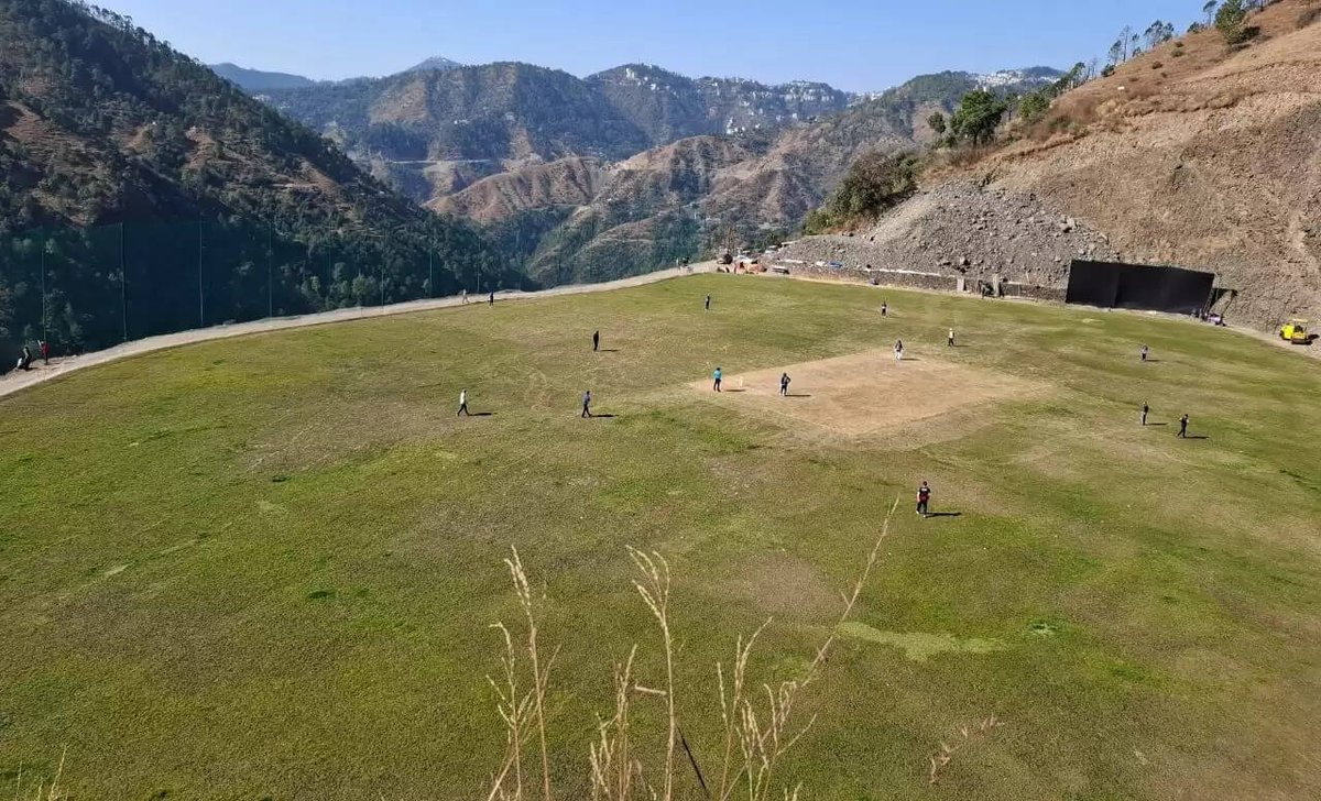 तीन क्रिकेटके दीबाने जिन्होंने पहाड़ काटकर बना दिया स्टेडियम ,🏏🏟️ 

नाम है अजय ठाकुर,अभय ठाकुर,वीनू दिवान

शिमला में तीन दोस्तों ने अपनी मेहनत और जज़्बे से पहाड़ काटकर एक बड़ा क्रिकेट ग्राउंड बना दिया।

जहाँ पहले 45 डिग्री की खड़ी चढ़ाई थी, वहाँ अब एक खूबसूरत मैदान तैयार है।