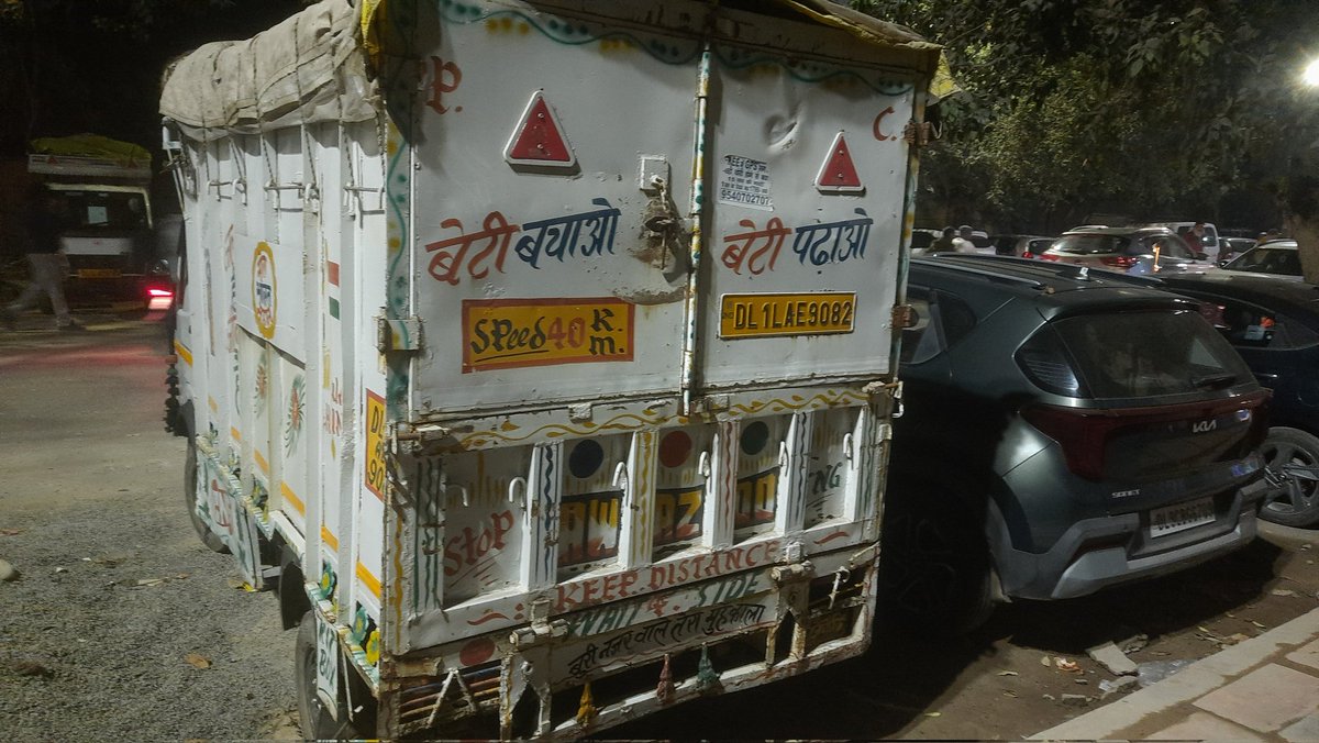 CitizenAdda's tweet photo. Inspite of designated parking, illegal parking on Thakur Das Sapra Marg near Batra Cinema, Mukherjee Nagar, Delhi 110009. Please take action. @dtptraffic
@DCPTrafficNW @DelhiPolice @MCD_Delhi @LtGovDelhi @CMODelhi https://t.co/7bu17c9Bz0
