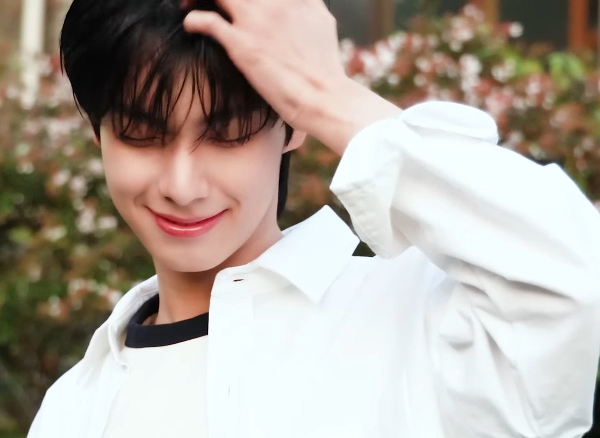 항상 볼 때마다 느끼는 건데 립우는 웃을 때 입 라인이 너무 이쁘게 잡혀서 웃을 때 특히 이쁘게 느껴지는 것 같아