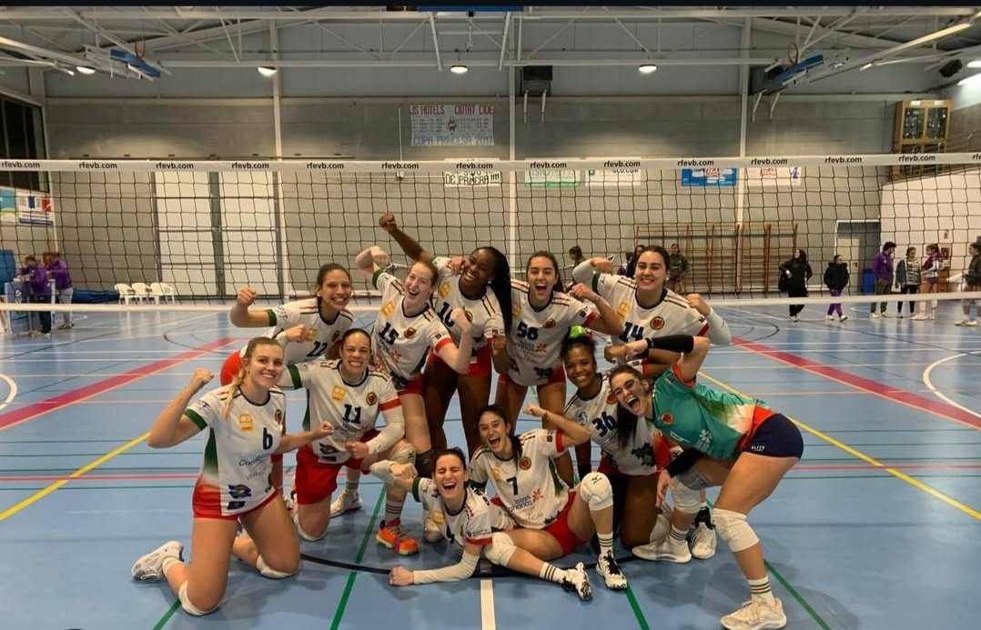 Felicidades al <a href="/CVAguereVoley/">Fedes Ascensores Ciudad de La Laguna</a> por su clasificación a la Copa Princesa. Junto al @CDVoleibolGuia, representación del Grupo C de Superliga 2

El @CVCuestaPiedra (líder) en Grupo A, aventaja en 2 puntos a Leganés y Torrejón a falta de una jornada

@CDEliteVoley tb mantiene opciones