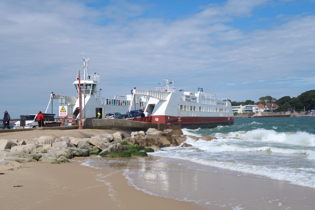 Travel on the #ferry for FREE on #ChristmasDay and donate your toll fee to the <a href="/RNLI/">RNLI</a> who we’re proud to have supported for many years. Our Christmas Day service is half hourly from 8am-6:10pm: sandbanksferry.co.uk/timetable/#fre… #dorset