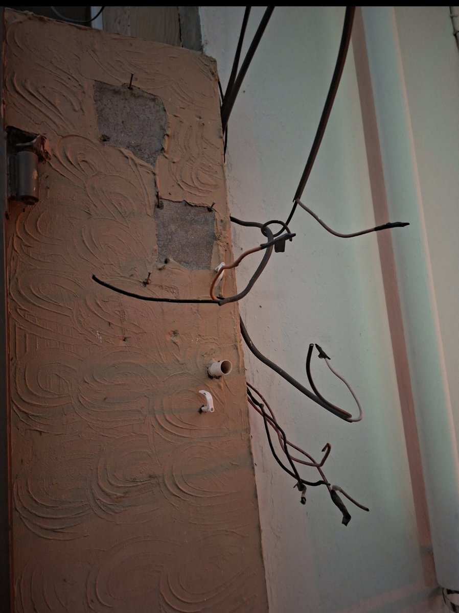 210 دن  بغیر بجلی کے لیکن ان 210  دنوں میں کسی ادارے نے نہیں سوچا کہ نو لوگوں کی فیملی بجلی کے بغیر کیسے گزارا کر رہی ہوگی۔ کاش ہمارے بھی کوئی ""بگ برادر""ہوتے جن کو ہماری تکلیف کا احساس ہوتا اور وہ جا کر ہماری بجلی بحال کراتے لیکن شاید" بگ برادر" بھی صرف امیر لوگوں کے ہوتے ہیں