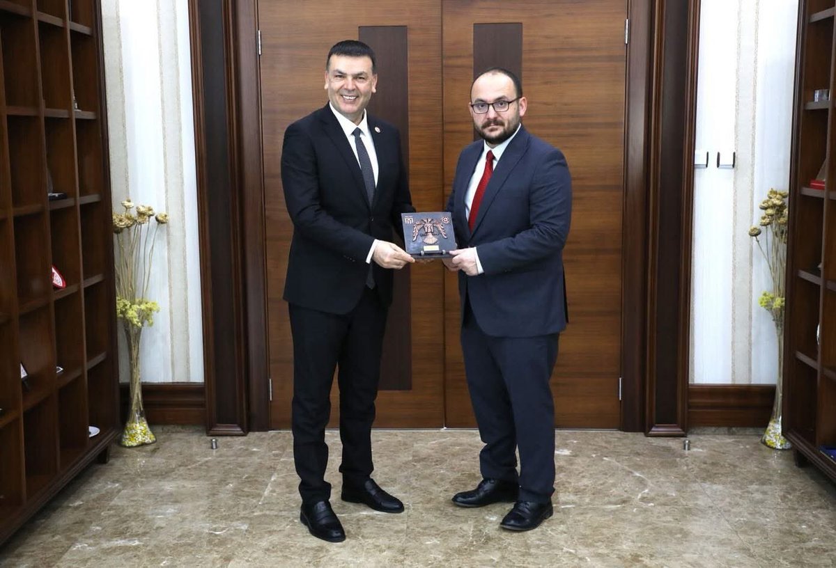 Muş Alparslan Üniversitesi’nin davetlisi olarak gençlerle buluştuk. “Yerli Üret, Küresel Sat” konuşmamızda üretim gücümüzü ve gençlerin küresel pazarda değer yaratma potansiyelini ele aldık. Davet ve misafirperverlik için üniversiteye teşekkür ederiz.