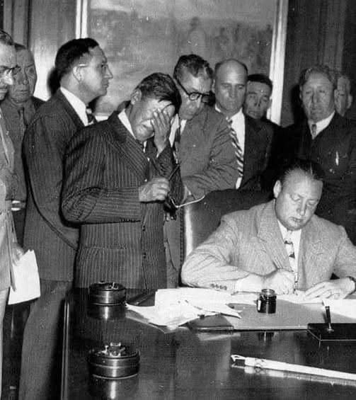 LeonhardHahn's tweet image. In questa foto c'è un uomo che piange. E sono lacrime di dolore, di disperazione, di impotenza.

Lui è George Gillette. In piedi a sinistra.
Il suo nome forse non ci dice molto: nel 1948 era il presidente del Consiglio tribale delle tre tribù indiane affiliate: Mandan, Arikara e…