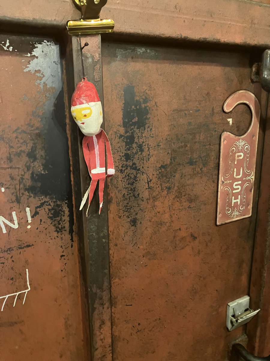今年も玄関口でたそがれてはりますよー🎄