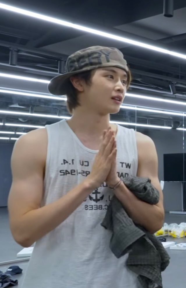 บี๋ . . . ขอซื้อ CR7 นะ 🥺 ตัวสุดท้ายแล้วจิงๆ (ของเดือนนี้) สันยาไม่ขออะไรอีกเลย  จะนอนไวไม่เล่นเกมแล้วเสียงดังสักเอ๊ะเดียวเลย เค้ากรอกน้ำให้ด้วยแถมๆ น้า นะ นะจ้ะ🥺