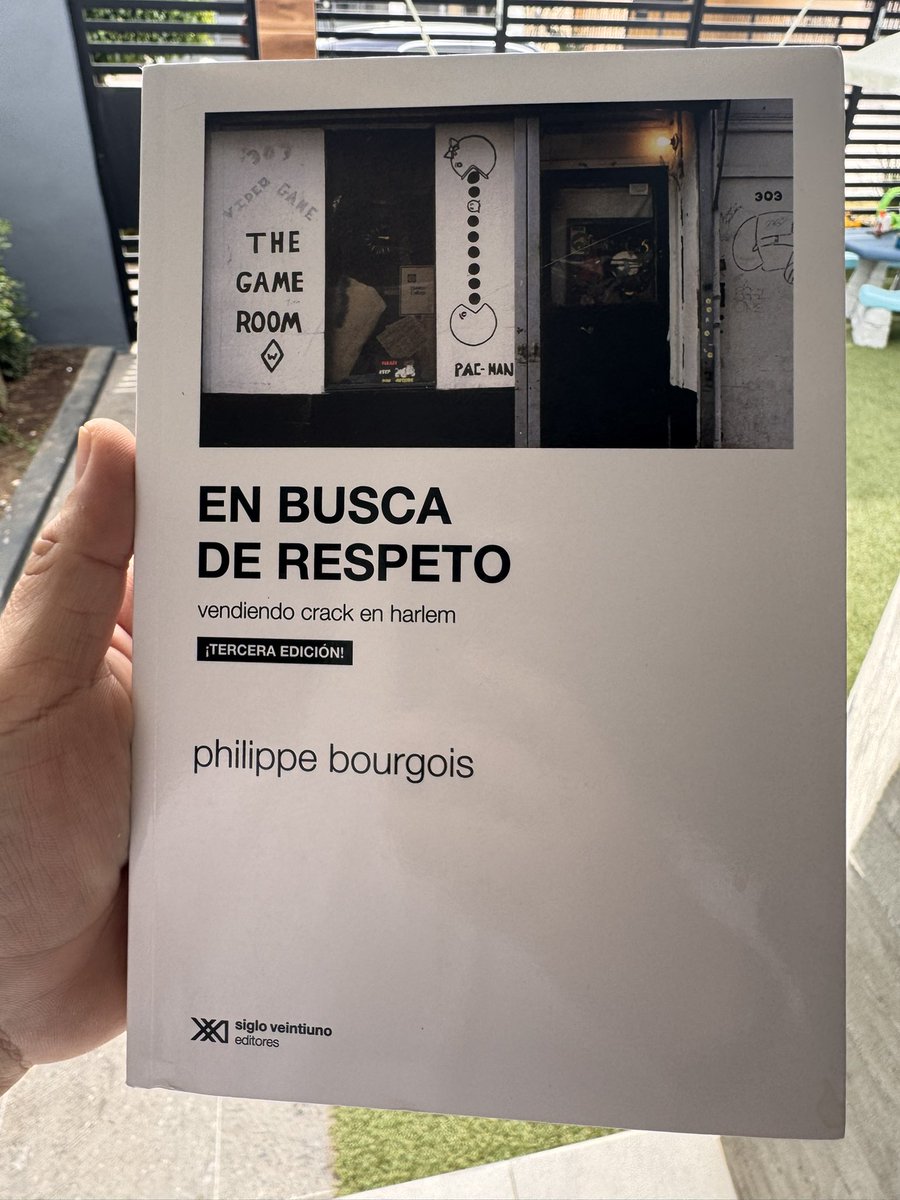 “En busca de respeto” me dejó una idea: Cuando la política deja de incluir, la calle se convierte en política.

En Harlem, en Bogotá, en Ciudad de México, en Tegucigalpa…hay jóvenes que construyen sus propias reglas porque el Estado los expulsó del juego.

Y no nos engañemos: