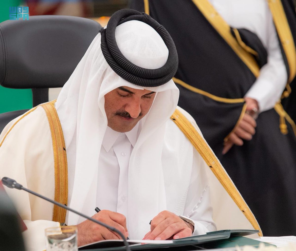 AJELNEWS24's tweet photo. عاجل 🔴 

توقيع اتفاقية الربط بالقطار الكهربائي السريع بين #الرياض و #الدوحة مرورًا بمدينتي الدمام والهفوف.

- https://t.co/aPQy7QHFpM