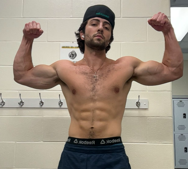 AmericanAlphas1's tweet photo. From now to New Year's I'm counting down my top 25 alphas of 2025...  

#24 @CashMasterDrake 

PERFECT abs, insane face card, the beard, hair are all sexxxxy as fuck https://t.co/grvyCfZtdq