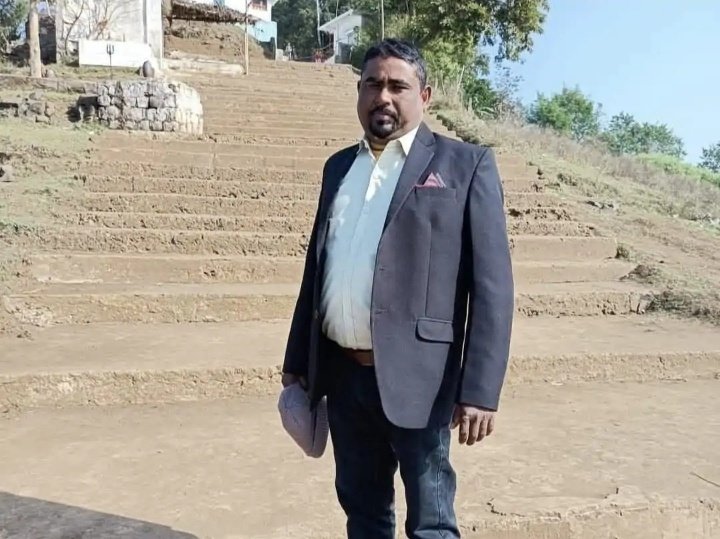 मॉर्निंग वॉक पर निकले अफसर को कार ने उड़ा दिया।

ये सिर्फ हादसा था या किसी दुश्मनी का टारगेट अटैक?

अफसर आधा घंटा सड़क पर तड़पता रहा और कार वाले उतरकर हालात देखकर भाग निकला!

अगर गलती से मारा था तो भागे क्यों, और अगर जानबूझकर मारा… तो ये सीधा-सीधा हत्या का खेल है!

सीसीटीवी