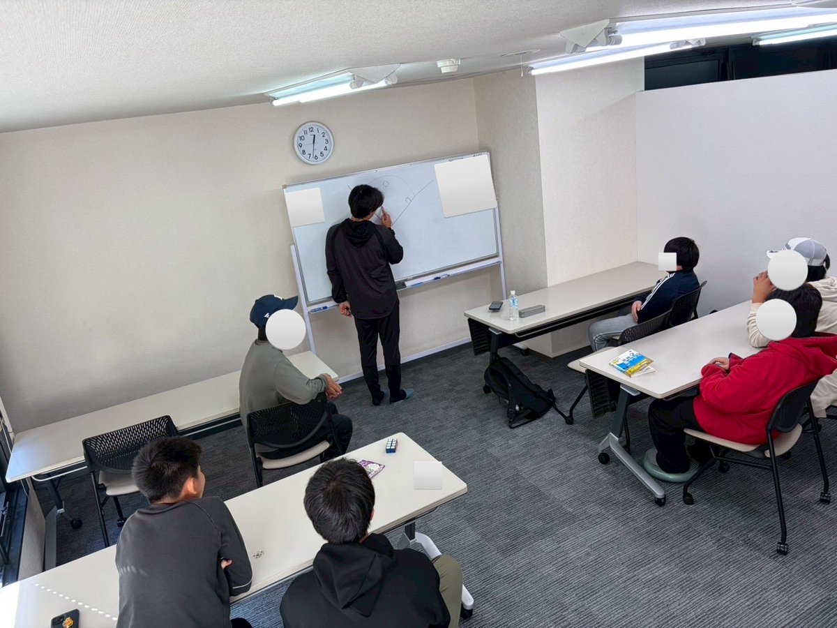 takinogawa_kg's tweet image. 本日は野球のルールを学ぶ
勉強会を開催しました！⚾️

複雑な野球のルールを覚えて、
試合では瞬時にそれを判断して動く、
というのは簡単なことではありません。

野球脳🧠を鍛えることで
試合での成果だけでなく、

社会に出た後の色んな局面で、
大いに役立つこと間違いなしです🔥