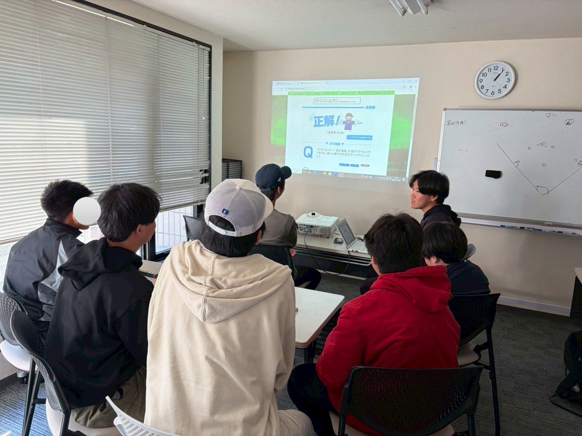takinogawa_kg's tweet image. 本日は野球のルールを学ぶ
勉強会を開催しました！⚾️

複雑な野球のルールを覚えて、
試合では瞬時にそれを判断して動く、
というのは簡単なことではありません。

野球脳🧠を鍛えることで
試合での成果だけでなく、

社会に出た後の色んな局面で、
大いに役立つこと間違いなしです🔥