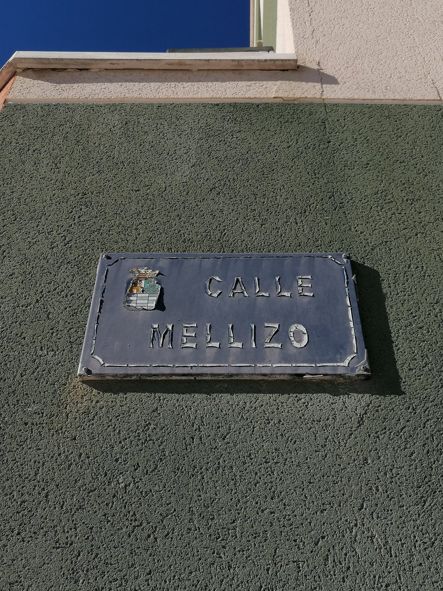 Calle a un bisabuelo mío, dedicado a su apodo. Aunque está en castellano estándar, realmente era más común llamarlo el Merguizo