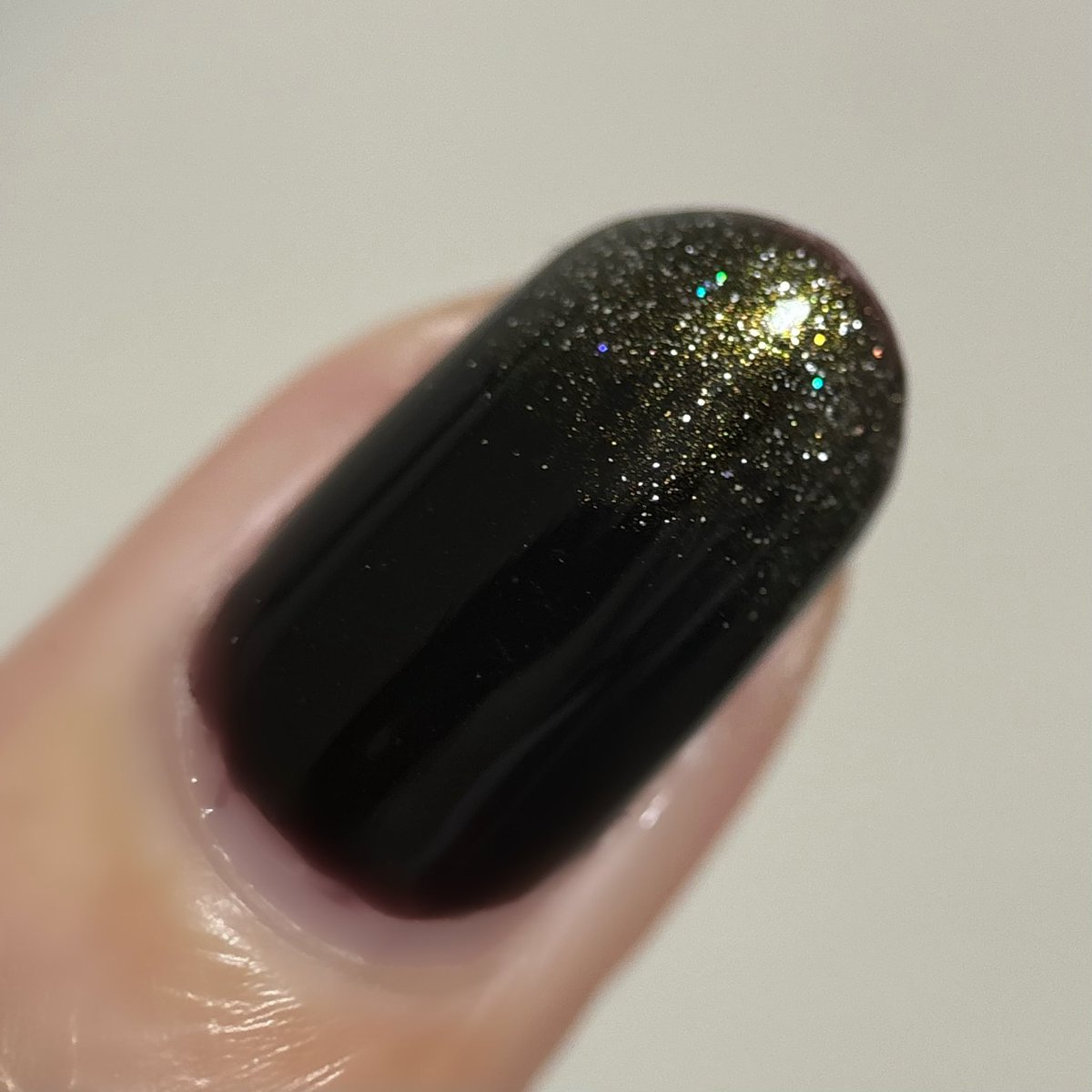 《使用色》
コゼットジョリ　くろゆりびき
　　　　　　　　くさつゆふうしゅ

強めな手元にしたくて👑
くろゆりびきは一度塗りだと紫みのある暗い赤で二度塗りすると黒に近い赤になってカッコよい、そしてくさつゆふうしゅは万能すぎて大好きです👏🏻✨

#セルフネイル