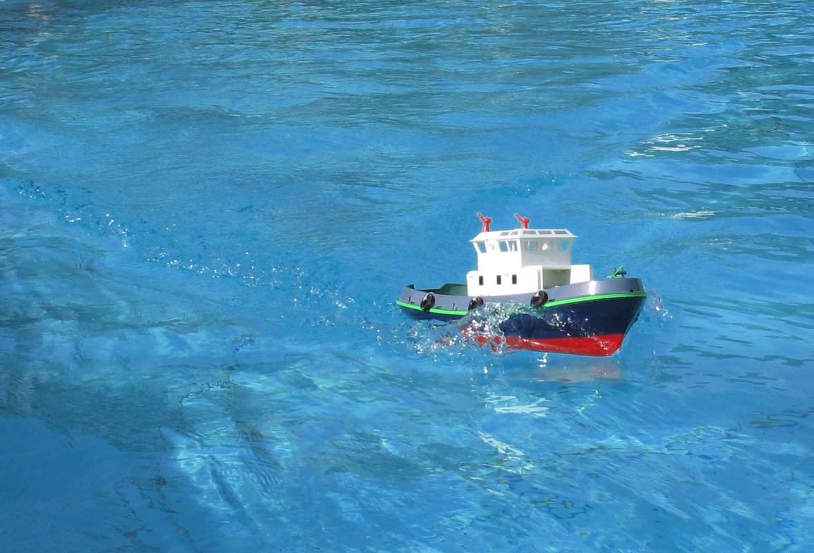 以前に買ったやつの機関その他改造後の試運転・・・もはやタグボートの