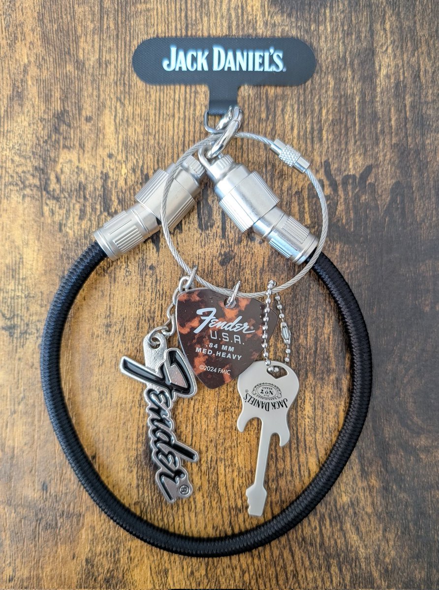 ジャックダニエルのおまけゲット！ シールド風USB-Cスマホストラップ