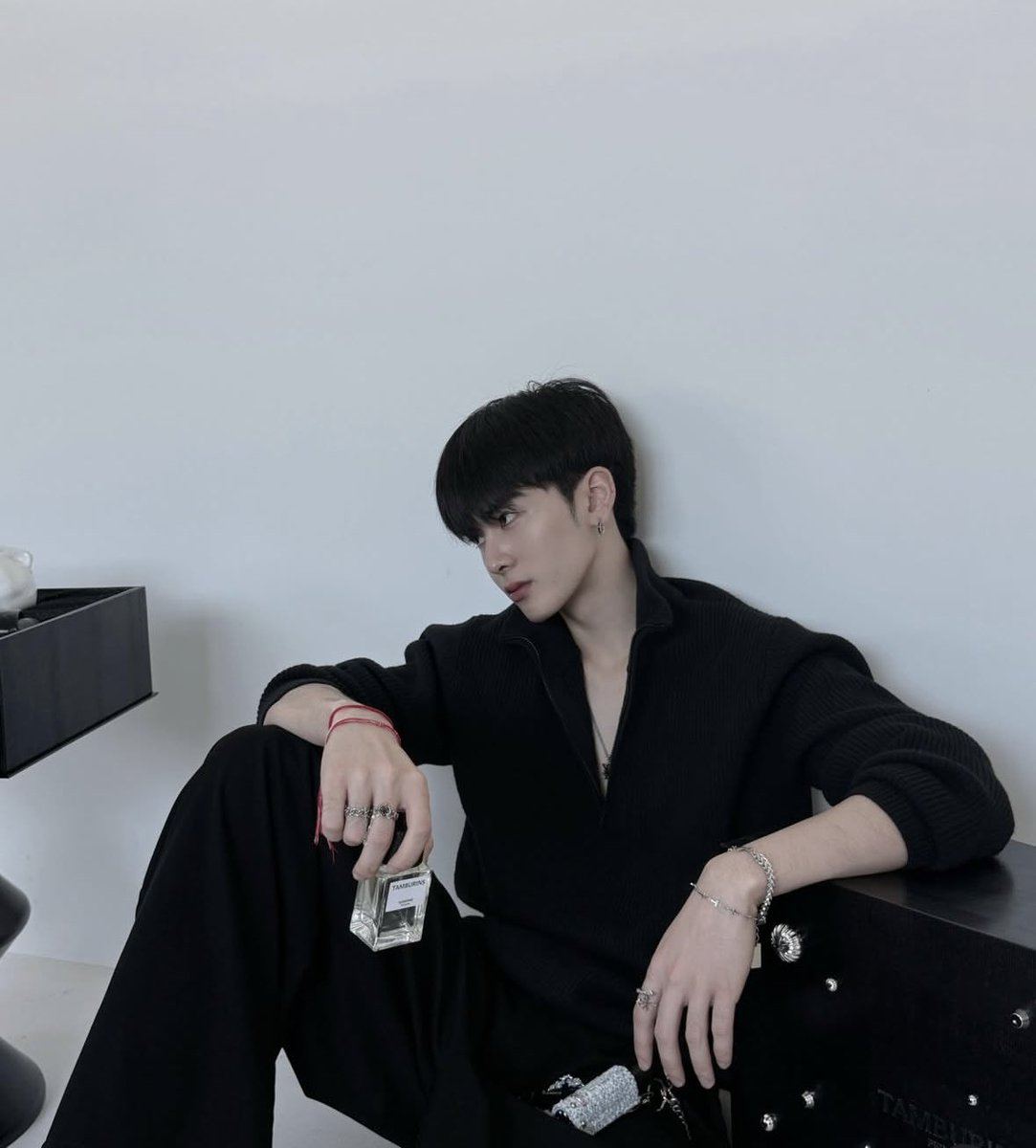 NPhumwaree's tweet photo. ตอนซื้อก็ไม่ได้คิดว่าแซนต้าจะหยิบมาใส่ เพราะเสื้อค่อนข้างหนา ต้าเป็นคนขี้ร้อน แต่วันนี้ได้เห็น ปีแรกที่ได้ให้ของขวัญจิ๋ว ดีใจที่ได้เห็นแซนต้าใส่นะลูก🥹🫶🏻🤍

#Santapp 
#SantaPongsapak https://t.co/fIcQTyyHN2