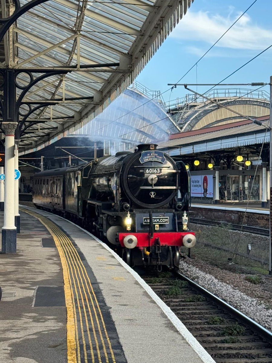 60163_Tornado's tweet photo. Tornado passing through York this morning en route to Tyseley for this week’s ‘White Rose’ tour with @vintagetrains https://t.co/a2Z1WUHXn6