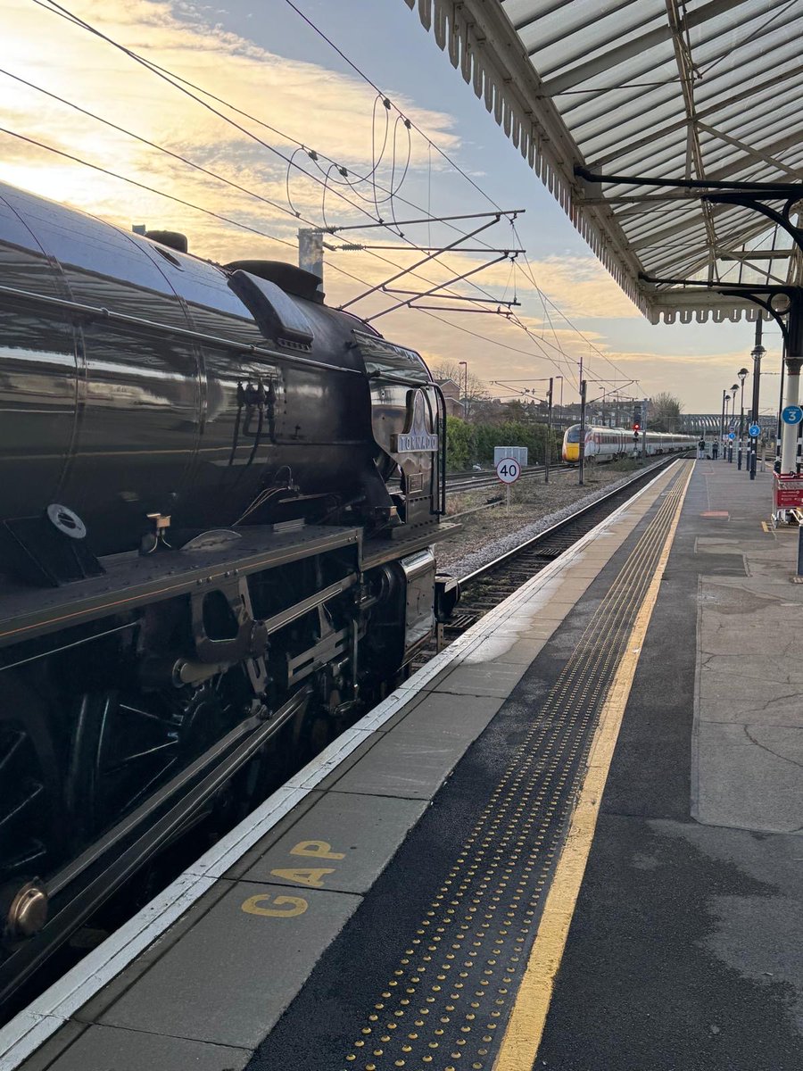 60163_Tornado's tweet photo. Tornado passing through York this morning en route to Tyseley for this week’s ‘White Rose’ tour with @vintagetrains https://t.co/a2Z1WUHXn6