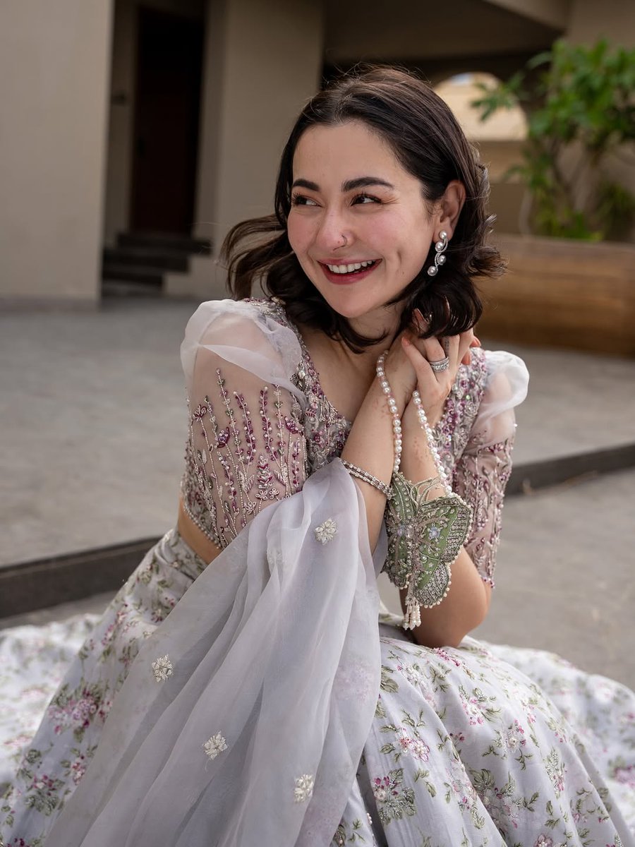 #HaniaAamir —FORGET ABOUT FACECARD!! THIS IS FACE BANK FACE ECONOMY!!!