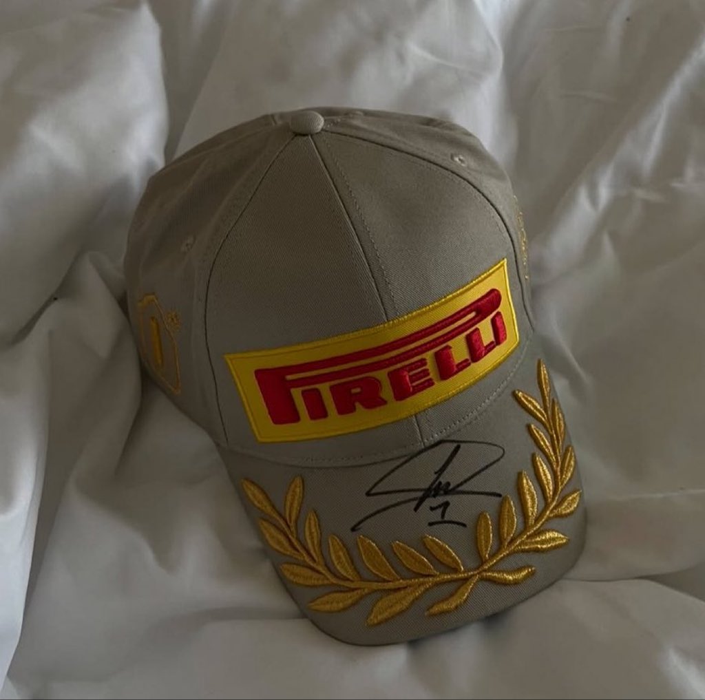 la gorra del podio firmada por lando pero en vez del 4 puso el 1 

es real