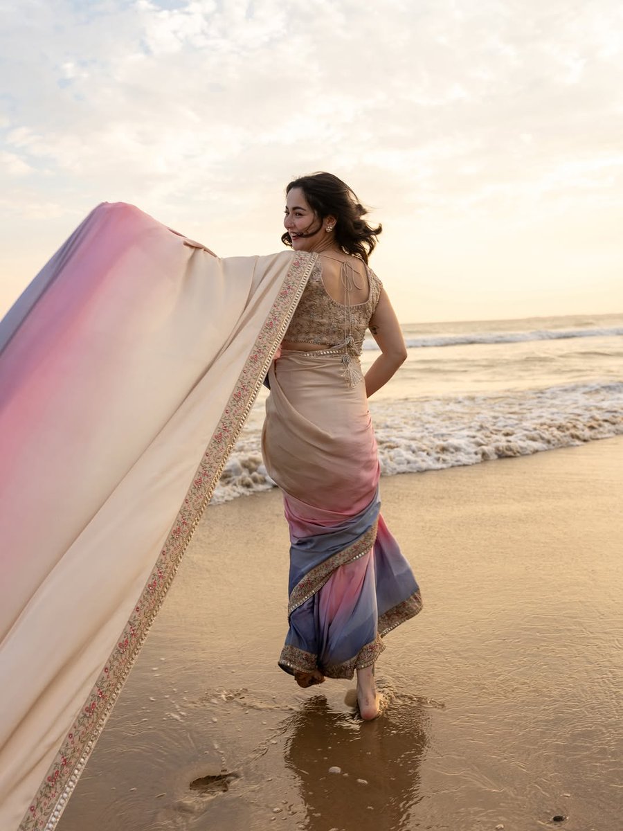 #HaniaAamir —her in this Saree is such a serve>>>🩷 🌷😩