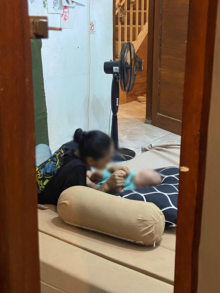 Pagi tadi seorang laki-laki datang ke rumah dan izin untuk singgah 1 malam karena bus yang akan ditumpanginya untuk kembali ke rumah baru akan tersedia esok pagi.
Magrib tadi datang seorang ibu bersama anaknya yang meminta bantuan sembako karena sudah beberapa hari tidak punya