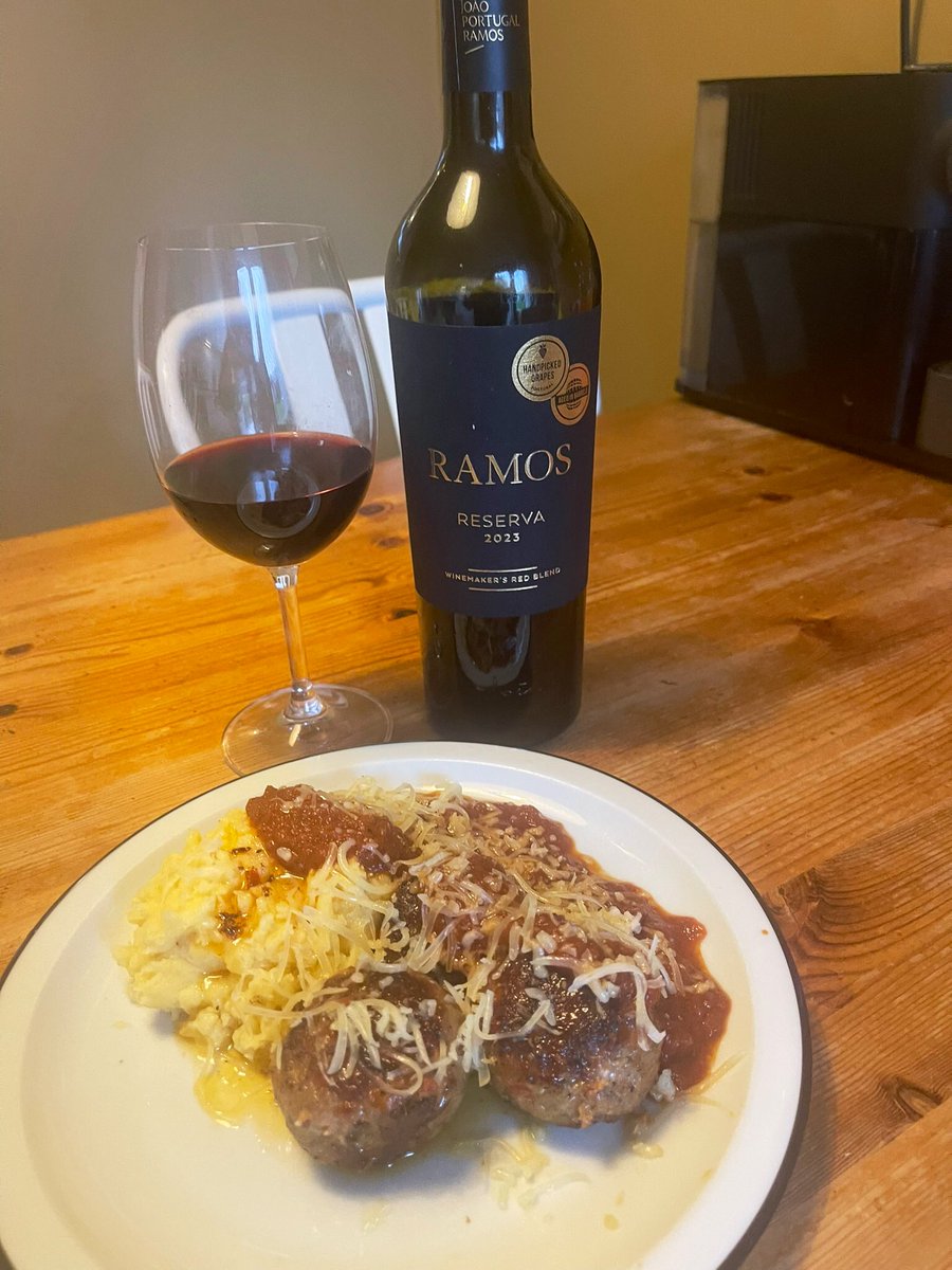 joukesp's tweet photo. #MondayLunch #MeatBalls #TomatoSauce #PotatoMash
12°C! Is this normal?
After yesterday’s horrible 4-0 defeat of RSCA vs. Westerlo,
we heard that Glen De Boeck, 54, former top defender of RSCA, 3x champion, passed away. RIP.
Lunch is a basic meatballs w tomato sauce + potato mash. https://t.co/LJXJEAh3pO